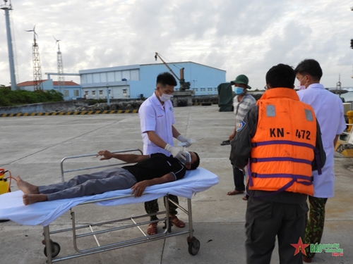 Chi đội Kiểm ngư số 4 đưa bệnh nhân về đảo Trường Sa cấp cứu trong đêm 
